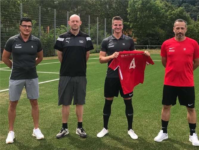 Daniel Arzheimer wird als Neuzugang in der 1. Mannschaft der Senioren begrüßt.