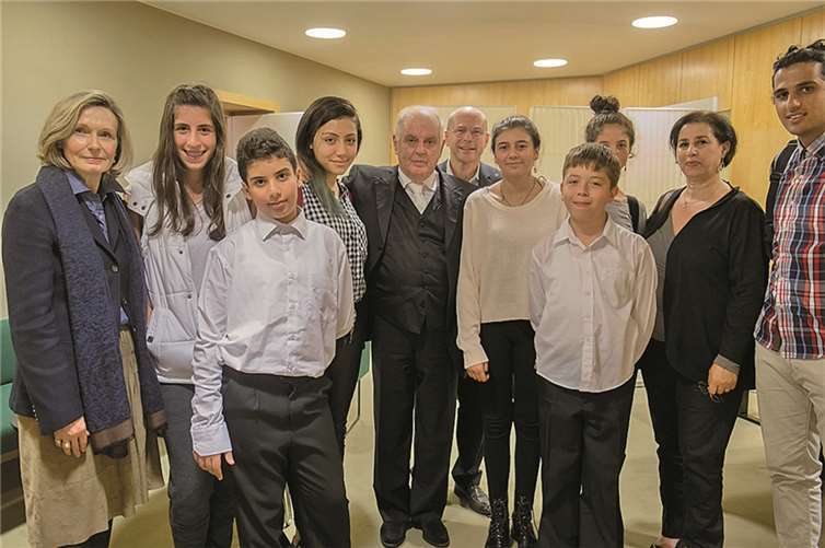 Daniel Barenboim wird Ehrenmitglied Daniel Barenboim bei der Johannes Wasmuth Gesellschaft mit Musikschülern aus seinem Barenboim-Said Music Center Ramallah nach seinem Auftritt in der Berliner Philharmonie.privat