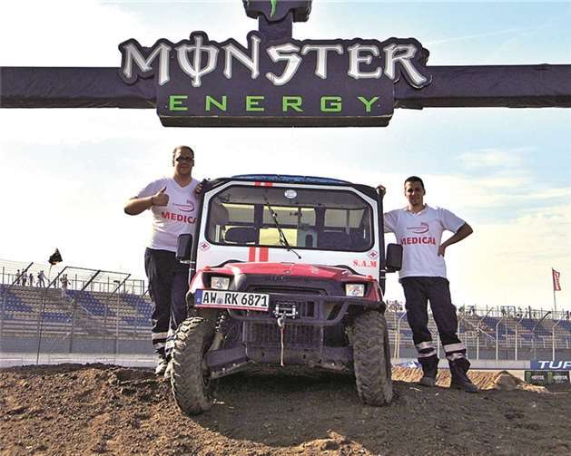 Daniel Blumenberg und Jens Kuhn vom DRK-Ortsverein Bad Neuenahr-Ahrweiler unterstützten mit dem Kompaktrettungsfahrzeug die Kollegen am Lausitzring während der Motocross-WM 2013.privat