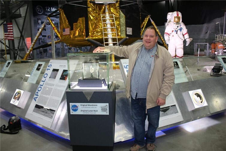 Daniel Bockshecker in der Raumfahrtausstellung des Technikmuseums Speyer. 