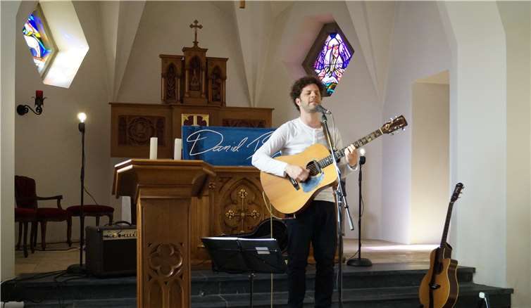 Daniel Bongart in seinem Element: Beim Benefizkonzert in St. Anna sang er sich in die Herzen der Zuhörer.  SEL