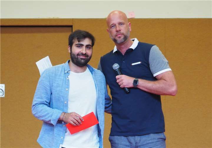 Daniel Busch dankte dem langjährigen „Edel-Praktikanten“ Adib Acar für seine Unterstützung, vor allem in den momentan so schwierigen Zeiten ohne Herrn Jaklen.