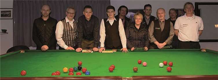 Daniel Dück (4.v.l.) steht am 31. Mai mit einem Profi am grünen Tuch.  privat