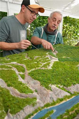 Buntes römisches Leben am Wachtturm WP 1/43 Daniel Feichtel aus Segendorf und Franz-Josef Becker aus Oberbieber haben den Limes mit allen Wachtposten von Rheinbrohl bis Bendorf modelliert.