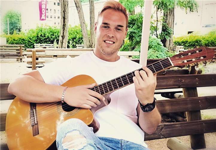 Daniel Ferber hat als Koblenzer Mundartsänger bereits bundesweit Schlagzeilen gemacht. Sein neuester Sommer-Hit wurde vor wenigen Tagen veröffentlicht.Foto: KH