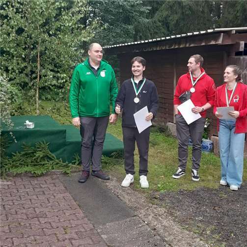 Daniel Fischer (2.v.l.) nach dem Sieg in der Herren-Einzelwertung mit 48 Punkten.