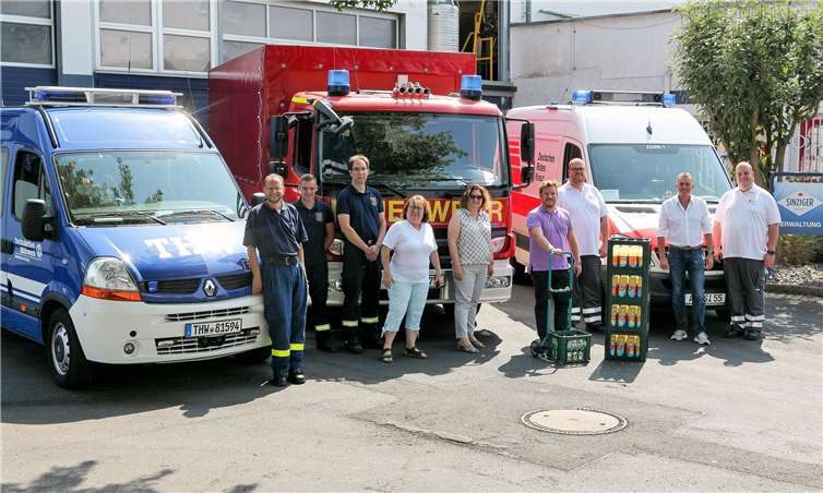 Daniel Gronwald vom THW-Ortsverband Sinzig, Max Leiendecker und Andreas Trog von der Freiwilligen Feuerwehr Sinzig, Lill Brückmann und Meltem Pauly vom AWO-Ortsverein Sinzig e.V., Martin und Marco Hengsberg vom DRK-Ortsverein Sinzig e.V. und Lothar Backes vom DRK-Kreisverband Ahrweiler e.V. nahmen auf dem Gelände des Sinziger Mineralbrunnens von Pressesprecher Christopher Menzel (4. v. re.) eine großzügige Getränkespende in Empfang. Die Transportlogistik zu den jeweiligen Standorten der Organisationen übernahm die Freiwillige Feuerwehr Sinzig mit einem LKW mit Ladebordwand. Foto: Thorsten Trütgen