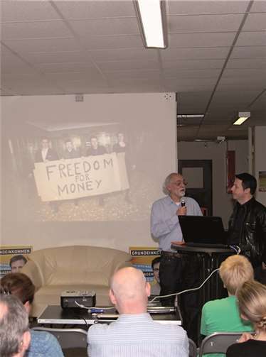 Daniel Häni (re.) im Interview mit Dr. Gernot Reipen (li.). Patrick Walter, Public Domain