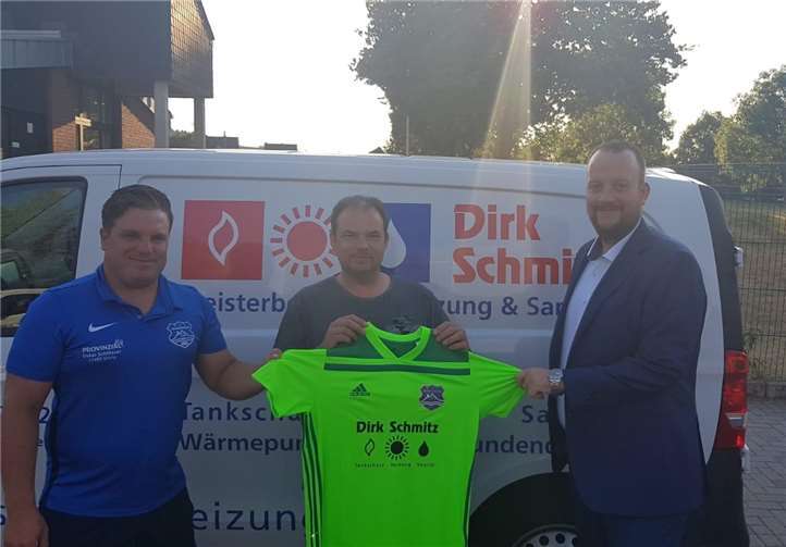 Daniel Hanisch, Dirk Schmitz und Volker Gieraths bei der Trikotübergabe.Foto: privat