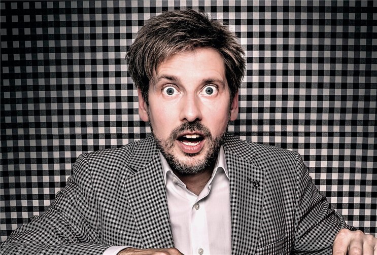 Daniel Helfrich steht für Skurriles gesellschaftskritisches Klavierkabarett mit absoluter Lachgarantie.