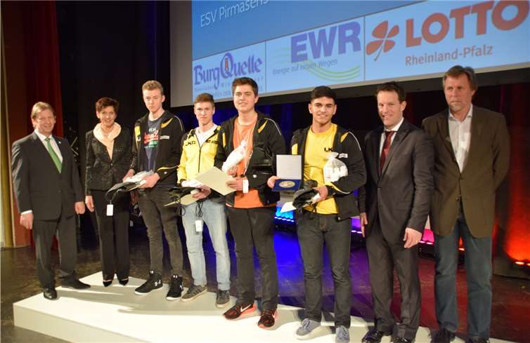 Daniel Jakobi, Bodgan Gerasymenko, Mike Berg, Nadir Achundov und Christoph Weigel von der Coblenzer Turngesellschaft hatten im KickboxenBestleistungen erbracht. Sportjugend RLP