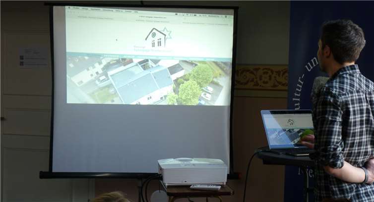 Daniel Jansen startet den virtuellenRundgang per Laptop auf der Leinwand.
