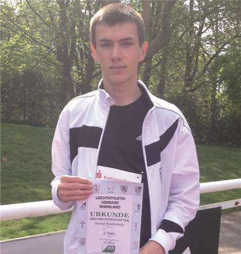 Daniel Kastenholz präsentiert stolz die Siegerurkunde.privat