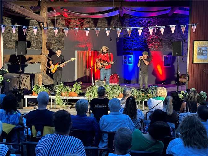 Daniel Kemish (Mitte) und seine Band brachten Nashville-Sound in den Hummeshof.  Foto: Stefan Pauly/VG-Verwaltung Mendig