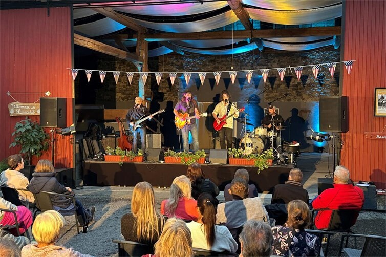 Daniel Kemish und seine Band brachten Nashville-Sound nach Niedermendig. 