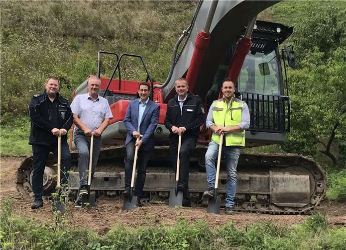 Daniel Kirchner (stellvertretender Wehrführer der FFW Neef), Harald Franzen (Ortsbürgermeister Neef), Jürgen Hoffmann (Bürgermeister der VG Zell (Mosel)), Markus Hensler (Wehrleiter der VG Zell (Mosel)), Steven Goeres (Planer, Bau- und Projektleiter der VG Zell (Mosel)) (v.l.). Foto: Verbandsgemeindeverwaltung Zell (Mosel)