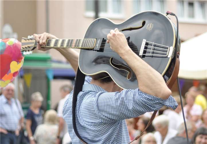 Daniel Koch wird beim Bendorfer Wochenmarkt mit seiner Gitarre für Stimmung sorgen. privat
