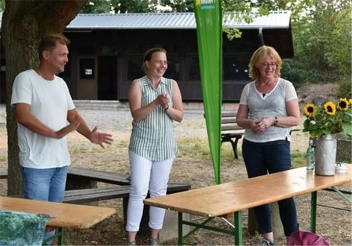 Daniel Köbler, MdL, und Tabea Rößner, MdB, (rechts), stellten sich den Fragen aus dem Publikum. Die Moderation übernahm Stefani Jürries, Direktkandidatin der GRÜNEN für die Landtagswahl 2021 im Wahlkreis 13.Foto: Jutta Dietz
