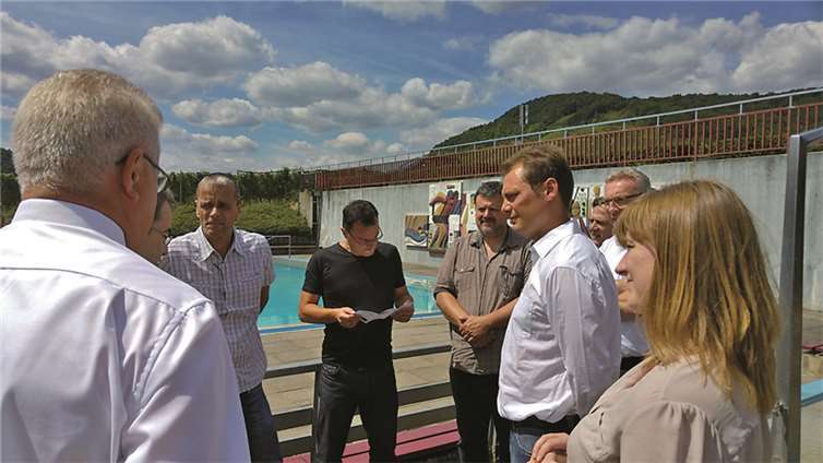 Daniel Köbler besichtigt das gut funktionierende und familienfreundliche Freibad Ellenz-Poltersdorf. Bündnis 90/Die Grünen