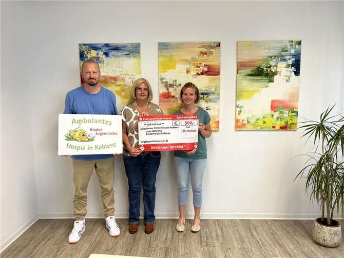 Daniel Liefke (l.), Hospiz- und Palliativfachkraft, freut sich über den Besuch und die Spende von Nicole Künster (m.) und Katja Göbel-Becker (r.) im ambulanten Kinder- und Jugendhospiz Koblenz. Foto: Sonja Schweikert