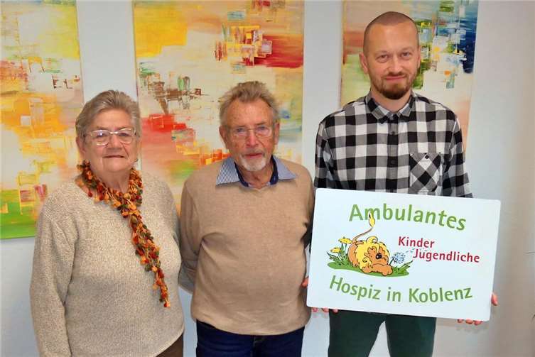 Kreatives Kunsthandwerk für den guten Zweck Daniel Liefke (r.) freut sich über das große Engagement von Marlies und Reinhold Höfer aus St. Sebastian, als er die Spende in Höhe von 1.400 Euro von beiden entgegennimmt. Foto: Marcus Kneip, Koblenzer Hospizverein e.V.