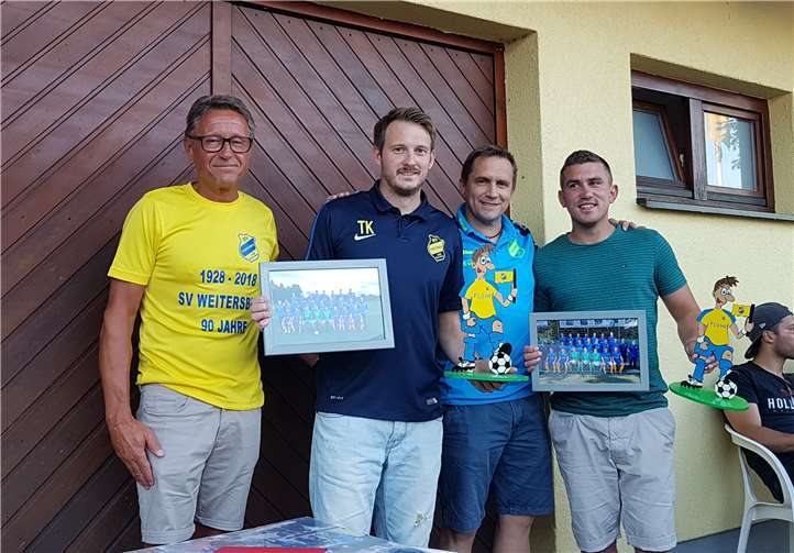 Daniel Lindenau (rechts) und Tim Korth (2. von links) werden vom 1. Vorsitzenden Harald Piroth (links) und Abteilungsleiter Fußball Thorsten Stampfer verabschiedet. privat