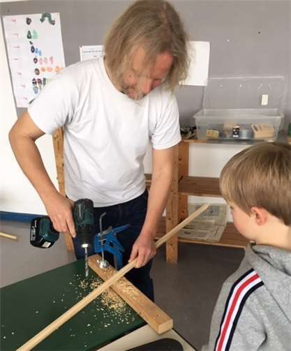 Daniel Lipskey baut gemeinsam mit den Schülern die Instrumente.