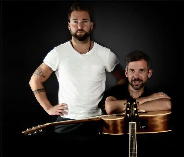 Die Zwei mit den Gitarren Daniel Mockenhaupt und Armin Seibert spielen auch bekannte Westerwälder Lieder. Foto: privat