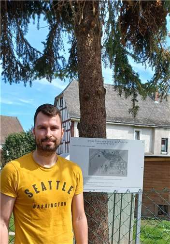 Daniel Moskopp, Sohn des gegenwärtigen Besitzers Günter Moskopp vor dem Familienbesitz, der „Moskopp.-Mühle“ in der Mühlenstraße in Rübenach. Foto: privat