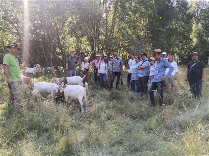 Daniel Ossowski und Philipp Schiefenhövel (v. l.) erläuterten Wissenswertes über die laufenden Pflegemaßnahmen im Gelände des b-05. Foto: Stefan Eschenauer