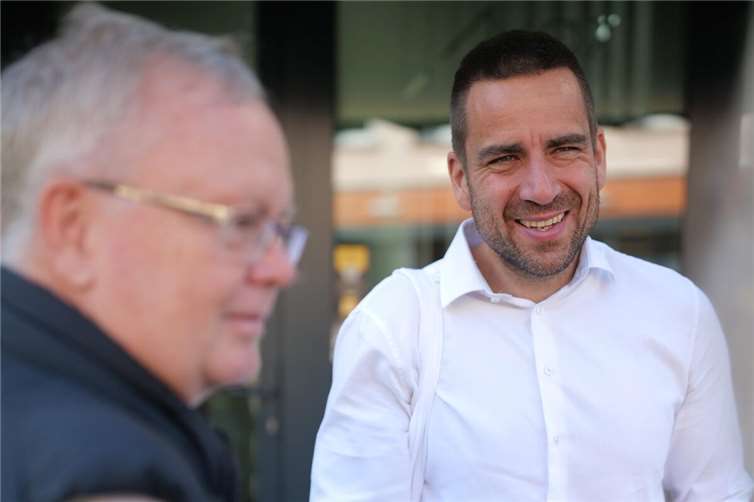 Daniel Phiesel im Gespräch.  Foto: privat