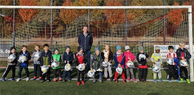 Daniel Pieczkowski mit den Bambini des SV Rot-Weiß Merl.