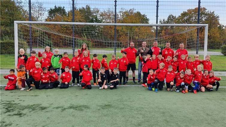 Daniel Pieczkowski überreichte die neuen Trainingsanzüge.Foto: privat