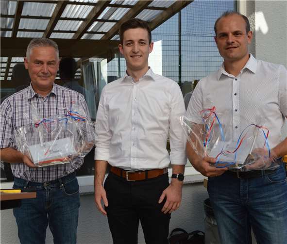 Daniel Preußner übergab an die beiden Vorsitzenden, die beim Bau unermüdlich im Einsatz waren, ein Präsent im Namen des Vorstands.