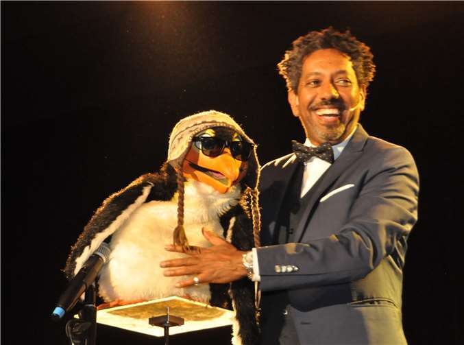 Daniel Reinsberg, ein Multitalent auf allen Ebenen, ob als Zauberer, Bauchredner oder als Moderator der Spitzenklasse. Sein Pinguin antwortete auf die Frage: „Wie gefällt es dir in Ettringen“, spontan mit „Die Ettringer sind besser drauf, als die Kotteme“.