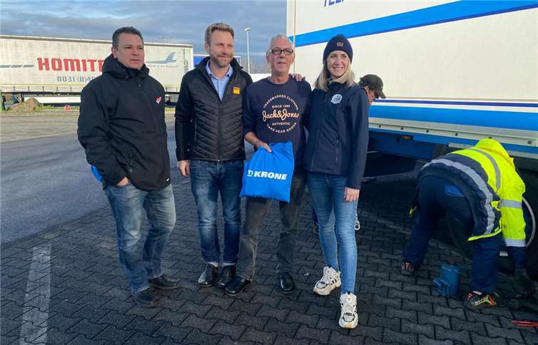 Daniel Ring (LTG AG), Christian Schmidt (ADAC Mittelrhein e.V.) und Mona Smeets (Pro Fahrer-Image e.V.) bedankten sich bei LKW-Fahrerinnen und -Fahrern für ihren Einsatz.  Fotos: ADAC Mittelrhein e.V.