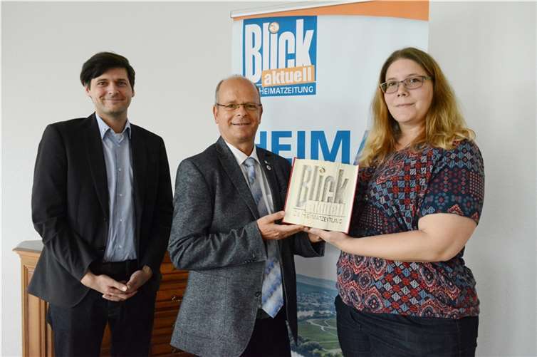 Daniel Robbel, Hermann Krupp und Katharine Nierfeld bei der Übergabe des Buches.
