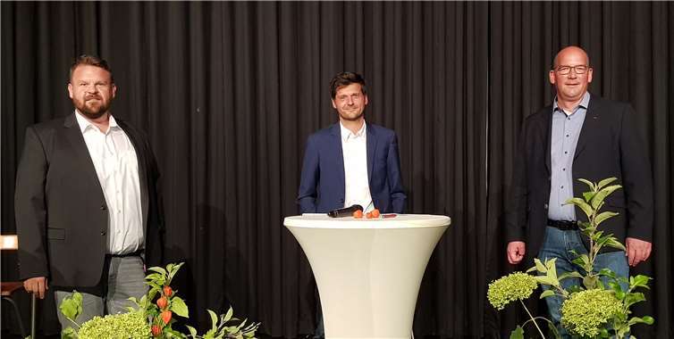 Daniel Robbel (Mitte) leitete den Diskussionsabend in der Stadthalle mit den Bürgermeisterkandidaten Sascha Schoblocher (rechts) und Christoph Mohr (links). Fotos: KH