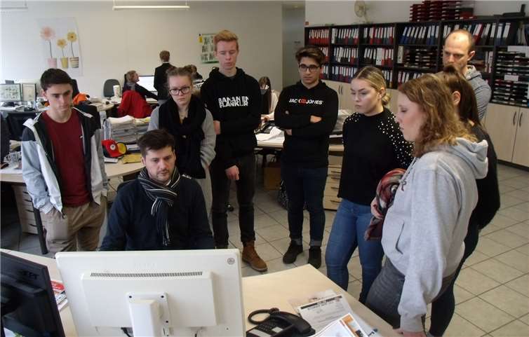 Daniel Robbel (l.), stellvertretender Chefredakteur, informierte die Schüler über den Alltag in einer Zeitungsredaktion. NN