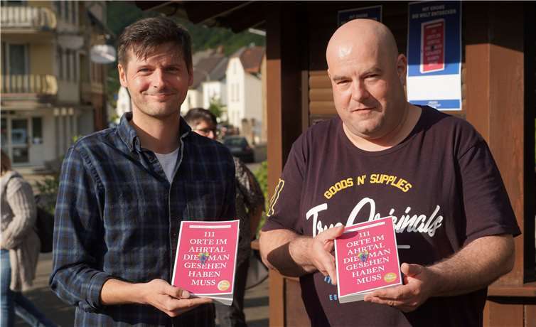 Daniel Robbel (l.) und Dirk Unschuld begaben sich auf die Suche nach interessanten und kuriosen Orten zwischen Blankenheim und Sinzig. Fotos: KG