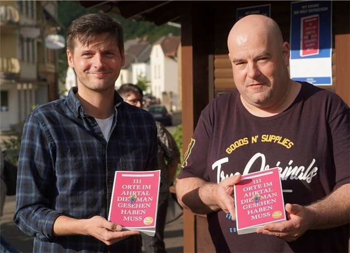 Daniel Robbel (l.) und Dirk Unschuld entführen in ihrem Buch zu den 111 schönsten Orten im Ahrtal. Foto: Klaus Geck