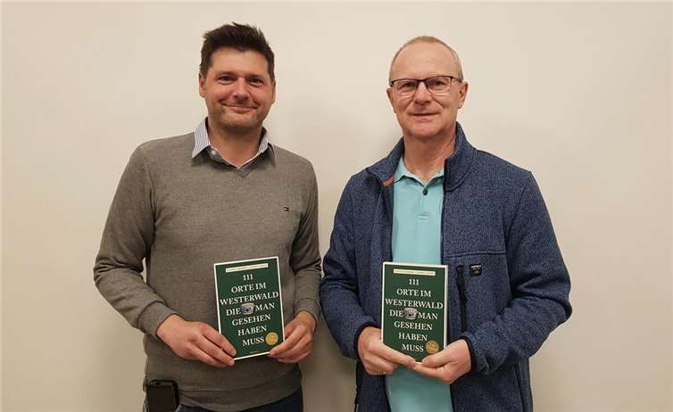 Humorvolle Lesung im Bürgerhaus Daniel Robbel (l.) und Frank Lemmer mit den Buch „111 Orte im Westerwald die man gesehen haben muss“. Foto: ROB