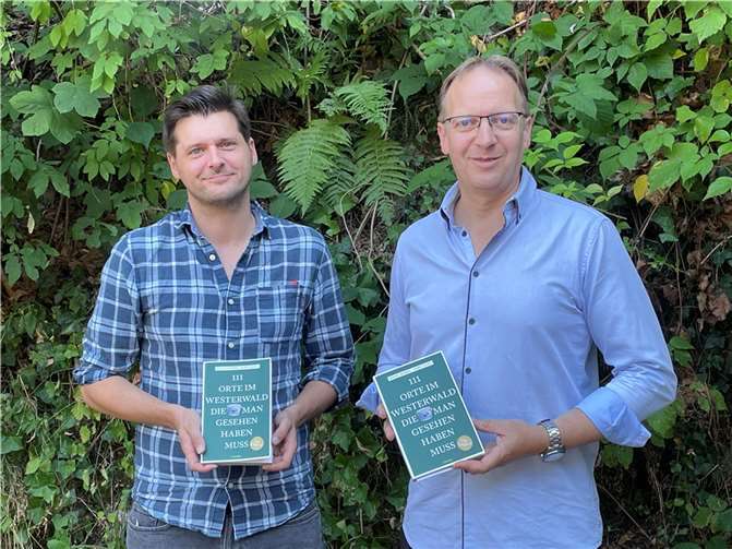 Daniel Robbel (l.) und Horst Hohn haben 111 spannende Orte im Westerwald aufgespürt.  Foto: ROB