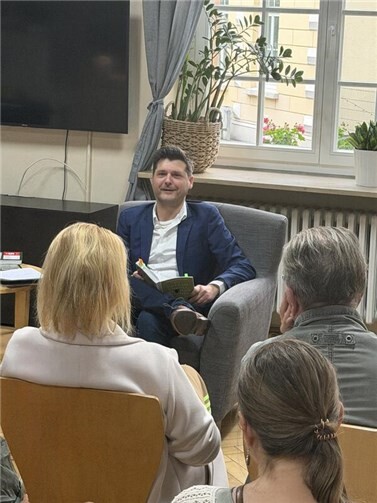 Daniel Robbel liest aus seinen Büchern.  Foto: privat