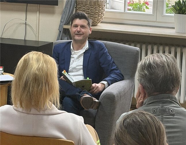 Daniel Robbel liest aus seinen Büchern.  Foto: privat