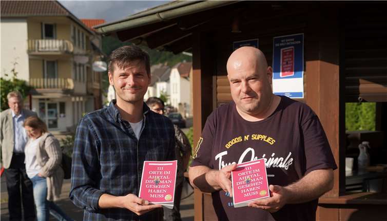 Daniel Robbel und Dirk Unschuld präsentieren ihr neues Buch über das Ahrtal. Foto: Klaus Geck