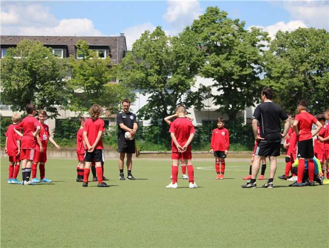 Daniel Schmitt, vorerst ein letztes Mal als Trainer im Kreise seiner Jungs.Foto: Martin Brand