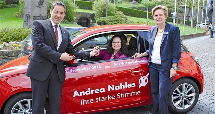 Daniel Solomita (l.) und Stefanie Sürth überreichten Andrea Nahles die Schlüssel für ihr neues Wahlkampfauto, den Opel Adam.U. Weiner