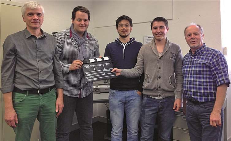 Daniel Soreda (Mitte) und Florian Schwann (2.v.r.) wurden beim Offenen Kanal Koblenz verabschiedet. Günter Bertram (l.) Michael Dempe (r.) verabschiedeten die beiden. Johannes Barth (2.v.l.) übernahm eine Filmklappe als Symbol für seine beginnende Ausbildung.privat