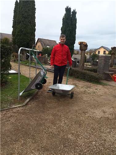 Daniel Südhof mit dem neuen Handwagen. Foto: privat